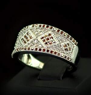 Срібна каблучка 925 проби 5,75 г з червоними австралійськими Діамантами VVS1 0,78 карат Срібна каблучка 925 проби 5,75 г з червоними австралійськими Діамантами VVS1 0,78 карат