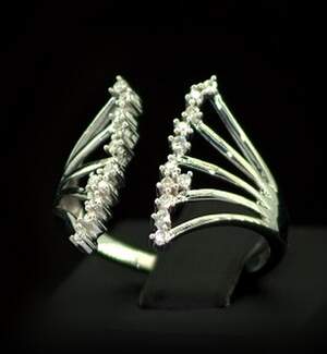 Срібна каблучка 925 проби 3,37 г з білими африканськими Діамантами VVS1 0,22 карат Срібна каблучка 925 проби 3,37 г з білими африканськими Діамантами VVS1 0,22 карат