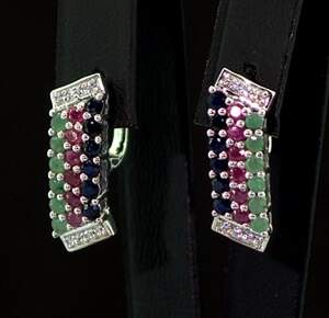 Срібні сережки 925 проби 4,51 г з блакитними шрі-ланкійськими Сапфірами класу АААА, бразильськими Смарагдами класу АААА,африканськими Роял рубінами класу А Срібні сережки 925 проби 4,51 г з блакитними шрі-ланкійськими Сапфірами класу АААА, бразильськими Смарагдами класу АААА,африканськими Роял рубінами класу А