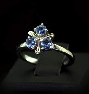 Срібна каблучка 925 проби 3,22 г з Танзанітами класу АААА 0,8 карат Срібна каблучка 925 проби 3,22 г з Танзанітами класу АААА 0,8 карат