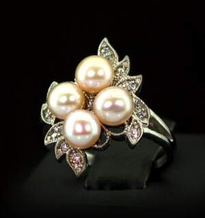 Срібна каблучка 925 проби 4,49 г з персиковими Перлинами та фіанітами 3,5 карат Срібна каблучка 925 проби 4,49 г з персиковими Перлинами та фіанітами 3,5 карат