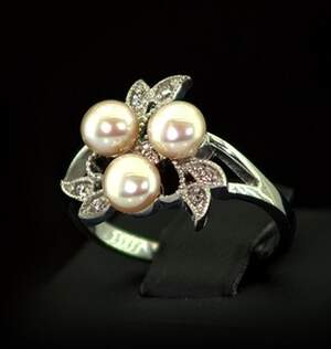 Срібна каблучка 925 проби 3,65 г з персиковими Перлинами та фіанітами 2,55 карат Срібна каблучка 925 проби 3,65 г з персиковими Перлинами та фіанітами 2,55 карат