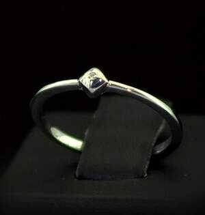 Срібна каблучка 925 проби 0,89 г з Муассанітом 0.01 карат Срібна каблучка 925 проби 0,89 г з Муассанітом 0.01 карат