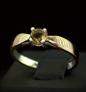 Срібна каблучка 925 проби в позолоті 585 проби 2,06 г з турецьким Султанітом класу АААА 0,28 карат Срібна каблучка 925 проби в позолоті 585 проби 2,06 г з турецьким Султанітом класу АААА 0,28 карат