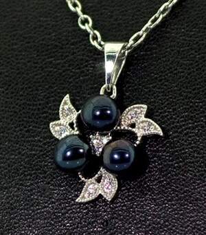 Срібна підвіска 925 проби 2 г з чорними Перлинами та фіанітами 2,55 карат Срібна підвіска 925 проби 2 г з чорними Перлинами та фіанітами 2,55 карат