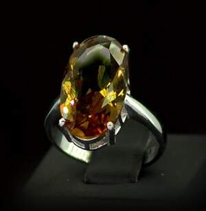 Срібна каблучка 925 проби 5,65 г з турецьким Султанітом класу АААА 7,41 карат Срібна каблучка 925 проби 5,65 г з турецьким Султанітом класу АААА 7,41 карат