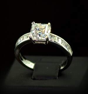 Срібна каблучка 925 проби 3,17 г з Муассанітами 2 карат