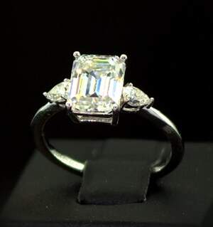 Срібна каблучка 925 проби 2,27 г з Муассанітами 3 карат