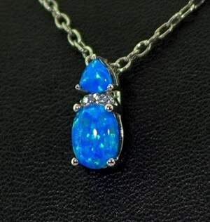 Срібна підвіска 925 проби 1 г з блакитними гідротермальними Опалами та цирконами 0,83 карат Срібна підвіска 925 проби 1 г з блакитними гідротермальними Опалами та цирконами 0,83 карат