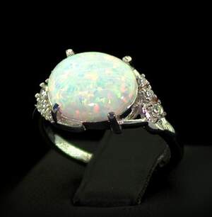Срібна каблучка 925 проби 2,97 г з білим гідротермальним Опалом та цирконами 2,15 карат Срібна каблучка 925 проби 2,97 г з білим гідротермальним Опалом та цирконами 2,15 карат
