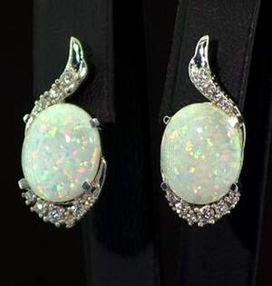 Срібні сережки 925 проби 4,51 г з білими гідротермальними Опалами та цирконами 4,32 карат Срібні сережки 925 проби 4,51 г з білими гідротермальними Опалами та цирконами 4,32 карат