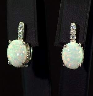 Срібні сережки 925 проби 3,2 г з білими гідротермальними Опалами та цирконами 1,88 карат Срібні сережки 925 проби 3,2 г з білими гідротермальними Опалами та цирконами 1,88 карат