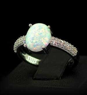 Срібна каблучка 925 проби 2,8 г з білим гідротермальним Опалом та цирконами 1,61 карат Срібна каблучка 925 проби 2,8 г з білим гідротермальним Опалом та цирконами 1,61 карат