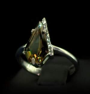 Срібна каблучка 925 проби 3,29 г з турецьким Султанітом класу АААА та цирконами 2,08 карат