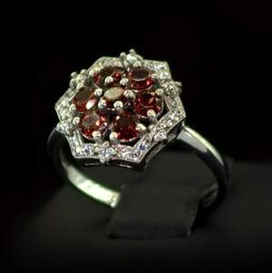 Срібна каблучка 925 проби 2,46 г з чеськими Гранатами та фіанітами 1,32 карат Срібна каблучка 925 проби 2,46 г з чеськими Гранатами та фіанітами 1,32 карат