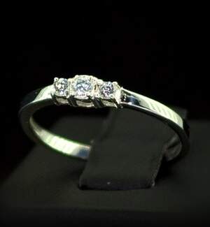 Срібна каблучка 925 проби 1,29 г з Діамантом Кр 57 0,09 карат Срібна каблучка 925 проби 1,29 г з Діамантом Кр 57 0,09 карат