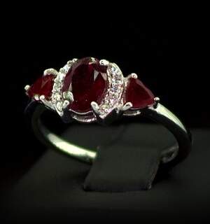 Срібна каблучка 925 проби 2,89 г з африканськими Роял Рубінами класу АААА та цирконами 2,54 карат Срібна каблучка 925 проби 2,89 г з африканськими Роял Рубінами класу АААА та цирконами 2,54 карат