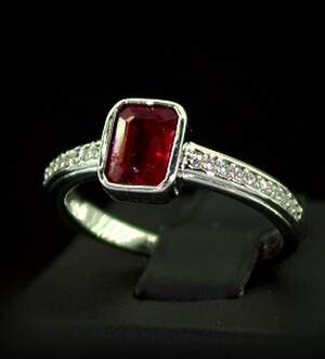 Срібна каблучка 925 проби 2,68 г з африканським Роял Рубіном класу АААА та цирконами 1,79 карат