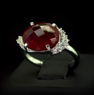 Срібна каблучка 925 проби 3,7 г з африканським Роял Рубіном класу АААА та цирконами 6,58 карат