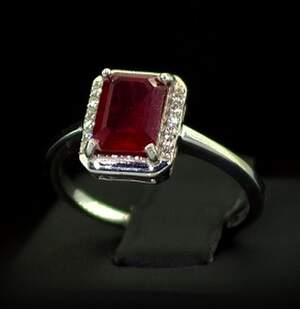 Срібна каблучка 925 проби 2,8 г з африканським Роял Рубіном класу АААА та цирконами 2,45 карат Срібна каблучка 925 проби 2,8 г з африканським Роял Рубіном класу АААА та цирконами 2,45 карат