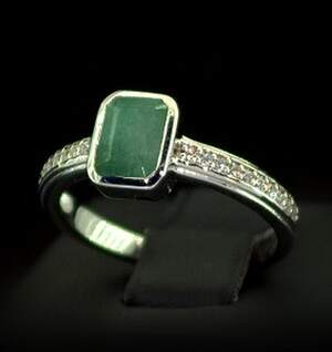 Срібна каблучка 925 проби 2,56 г з бразильським Смарагдом класу АААА та цирконами 1,19 карат Срібна каблучка 925 проби 2,56 г з бразильським Смарагдом класу АААА та цирконами 1,19 карат