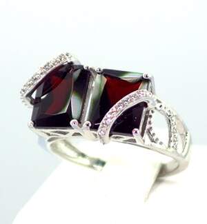 Срібна каблучка 925 проби 5,43 г з мозамбікськими Гранатами та цирконами 7,9 карат Срібна каблучка 925 проби 5,43 г з мозамбікськими Гранатами та цирконами 7,9 карат