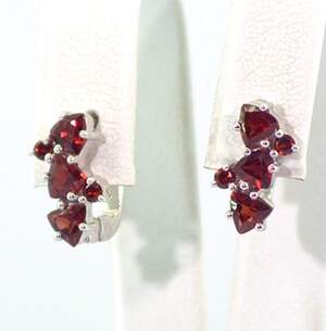 Срібні сережки 925 проби 2,6 г з мозамбікськими Гранатами 1,84 карат Срібні сережки 925 проби 2,6 г з мозамбікськими Гранатами 1,84 карат