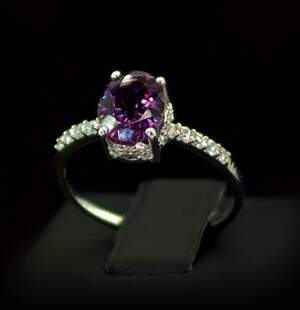 Серебряное кольцо 925 пробы 1,97 г с индийским Олександритом и цирконами 2,55 карат Серебряное кольцо 925 пробы 1,97 г с индийским Олександритом и цирконами 2,55 карат
