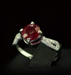 Срібна каблучка 925 проби 2,42 г з Рубінами класу АААА 3,04 карат Срібна каблучка 925 проби 2,42 г з Рубінами класу АААА 3,04 карат