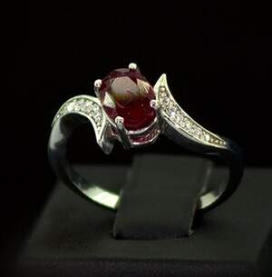 Срібна каблучка 925 проби 3,19 г з Рубіном АААА та фіанітами 1,83 карат Срібна каблучка 925 проби 3,19 г з Рубіном АААА та фіанітами 1,83 карат