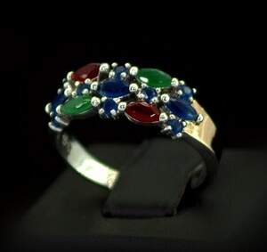Серебряное кольцо 925 пробы с позозолотой 375 пробы 2,98 г с зелеными, синими та красными Фианитами 2,25 карат Серебряное кольцо 925 пробы с позозолотой 375 пробы 2,98 г с зелеными, синими та красными Фианитами 2,25 карат