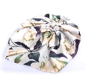 Жіноча шапка-тюрбан з квітковим принтом, матеріал: шовк 50%, поліестер 50% Жіноча шапка-тюрбан з квітковим принтом, матеріал: шовк 50%, поліестер 50%