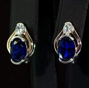 Срібні сережки 925 проби з позолотою 375 проби 4,21 г з синіми та білими Фіанітами 4,2 карат Срібні сережки 925 проби з позолотою 375 проби 4,21 г з синіми та білими Фіанітами 4,2 карат
