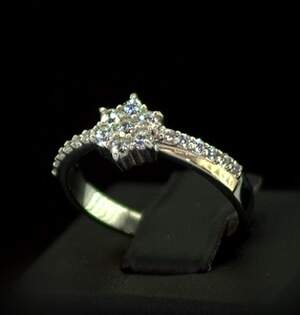 Срібна каблучка 925 проби з позолотою 375 проби 2,35 г з білими Фіанітами 0,65 карат Срібна каблучка 925 проби з позолотою 375 проби 2,35 г з білими Фіанітами 0,65 карат