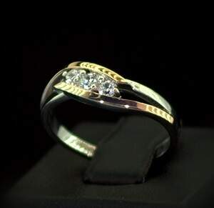 Срібна каблучка 925 проби з позолотою 375 проби 2,56 г з білими Фіанітами 0,45 карат Срібна каблучка 925 проби з позолотою 375 проби 2,56 г з білими Фіанітами 0,45 карат