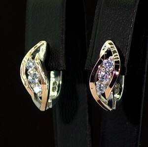 Срібні сережки 925 проби з позолотою 375 проби 4,29 г з білими Фіанітами 0,9 карат Срібні сережки 925 проби з позолотою 375 проби 4,29 г з білими Фіанітами 0,9 карат