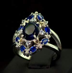 Срібна каблучка 925 проби з позолотою 375 проби 5,81 г з синіми та білими Фіанітами 5,25 карат Срібна каблучка 925 проби з позолотою 375 проби 5,81 г з синіми та білими Фіанітами 5,25 карат