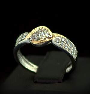 Срібна каблучка 925 проби з позолотою 375 проби 2,11 г з білими Фіанітами 0,85 карат Срібна каблучка 925 проби з позолотою 375 проби 2,11 г з білими Фіанітами 0,85 карат