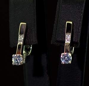 Срібні сережки 925 проби з позолотою 375 проби 3,35 г з білими Фіанітами 1 карат Срібні сережки 925 проби з позолотою 375 проби 3,35 г з білими Фіанітами 1 карат