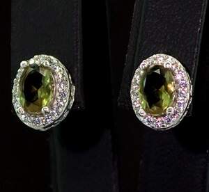 Срібні сережки 925 проби 2,44 г з турецькими Султанітами АААА та цирконами 2,1 карат Срібні сережки 925 проби 2,44 г з турецькими Султанітами АААА та цирконами 2,1 карат