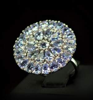 Срібна каблучка 925 проби 6,2 г з Танзанітами Ман'яра та топазами зі США 4,61 карат Срібна каблучка 925 проби 6,2 г з Танзанітами Ман'яра та топазами зі США 4,61 карат