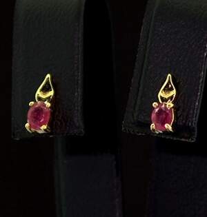 Срібні сережки 925 проби в позолоті 750 проби 0,92 г з танзанійськими Рубінами класу АААА 0,81 карат Срібні сережки 925 проби в позолоті 750 проби 0,92 г з танзанійськими Рубінами класу АААА 0,81 карат