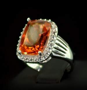 Срібна каблучка 925 проби 5,02 г з Кварцем Падпараджа та топазами зі США 3,79 карат Срібна каблучка 925 проби 5,02 г з Кварцем Падпараджа та топазами зі США 3,79 карат