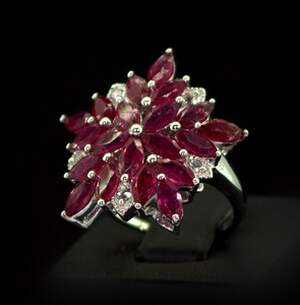 Срібна каблучка 925 проби 6,4 г з танзанійськими Рубінами класу АААА та топазами зі США 6,58 карат Срібна каблучка 925 проби 6,4 г з танзанійськими Рубінами класу АААА та топазами зі США 6,58 карат