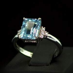 Серебряное кольцо 925 пробы 3,41 г с голубым Топазом и фианитами 4,42 карат Серебряное кольцо 925 пробы 3,41 г с голубым Топазом и фианитами 4,42 карат