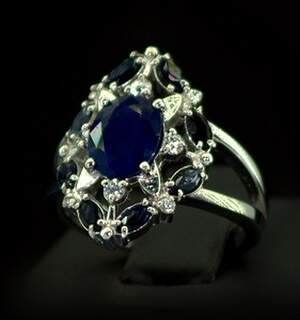 Срібна каблучка 925 проби 5,59 г з в'єтнамськими Сапфірами та фіанітами 3,45 карат Срібна каблучка 925 проби 5,59 г з в'єтнамськими Сапфірами та фіанітами 3,45 карат