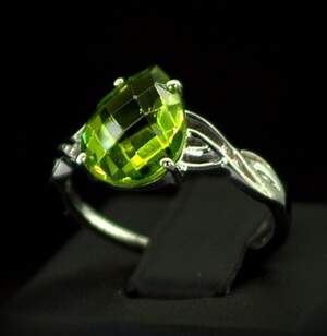 Срібна каблучка 925 проби 2,67 г з єгипетським Хризолітом 4,23 карат Срібна каблучка 925 проби 2,67 г з єгипетським Хризолітом 4,23 карат