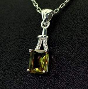 Серебряная подвеска 925 пробы 2,48 г с турецким Султанітом класса AAAA и фианитами 1,88 карат Серебряная подвеска 925 пробы 2,48 г с турецким Султанітом класса AAAA и фианитами 1,88 карат