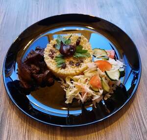 Булгур з печінкою та салатом