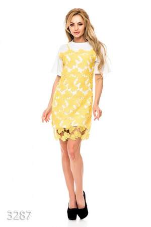 Белое платье-футболка с желтой накладкой из кружева мулине впереди